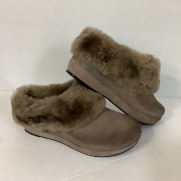 NEW ANTELOPE COLLECTION SZ 9 GRAY SUEDE WEDGE CLOGS SLIP ONS FUR LINING TRIM - Picture 1 of 10